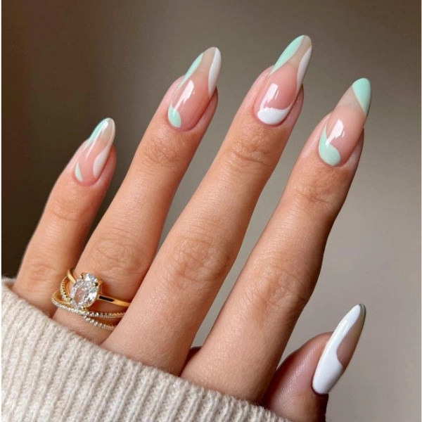 almond-short-summer-nails-Negative-Space