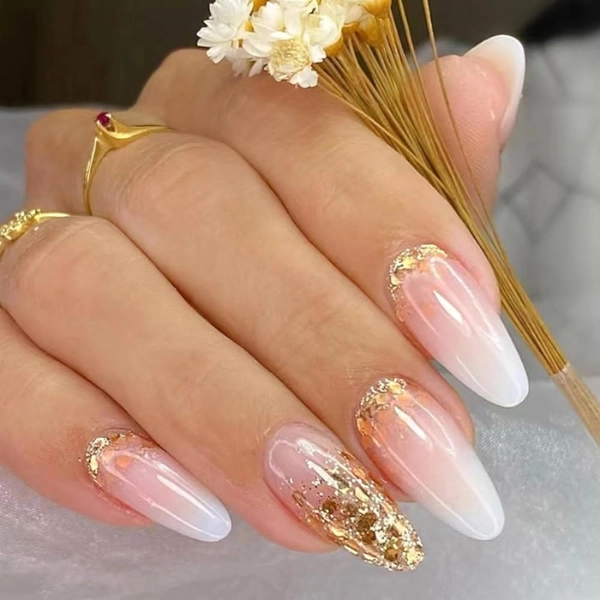 almond-short-summer-nails-Nude-and-Gold