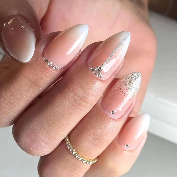 almond-short-summer-nails-Subtle-Glitter