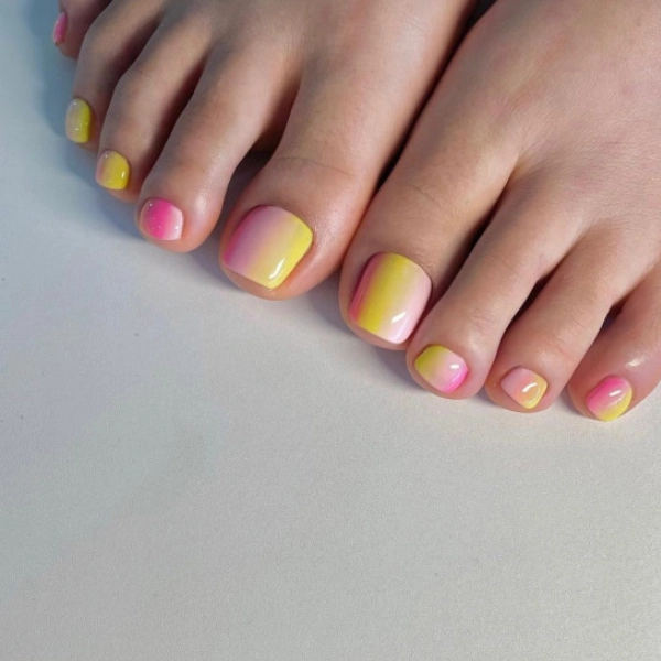 pink-summer-toe-nails-Yellow