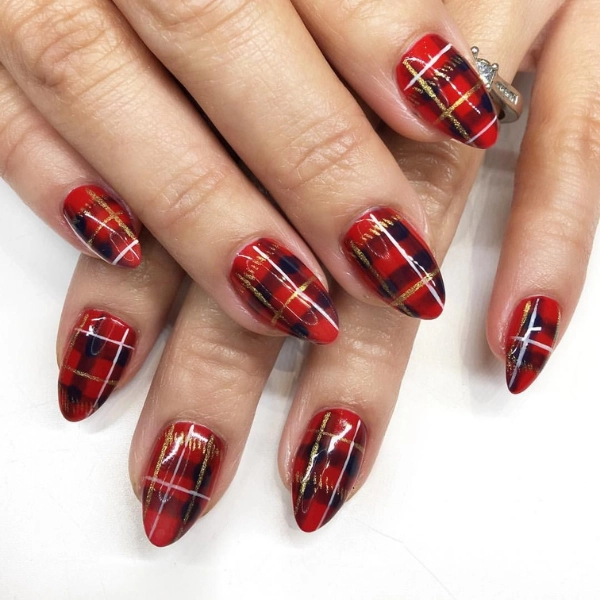 red-christmas-nails-Black-Plaid