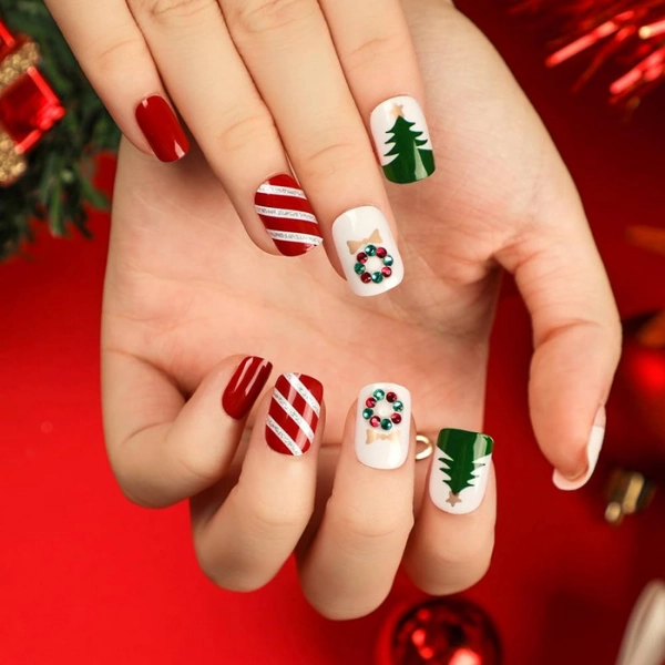 red-christmas-nails-Holiday-Wreath