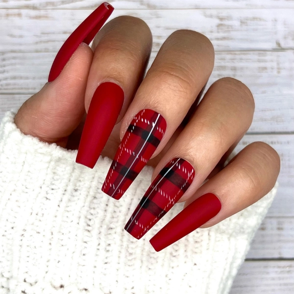 red-christmas-nails-Plaid