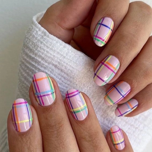 short-pink-nails-Plaid