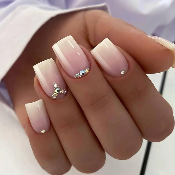 short-pink-nails-Rhinestones