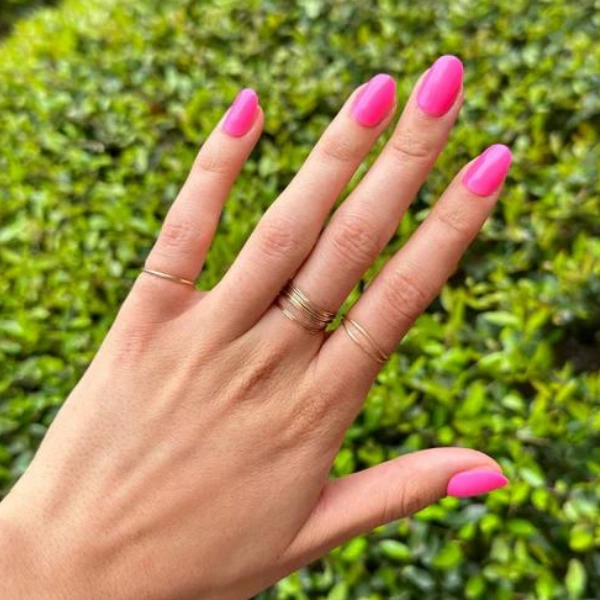 short-round-summer-nails-Flamingo