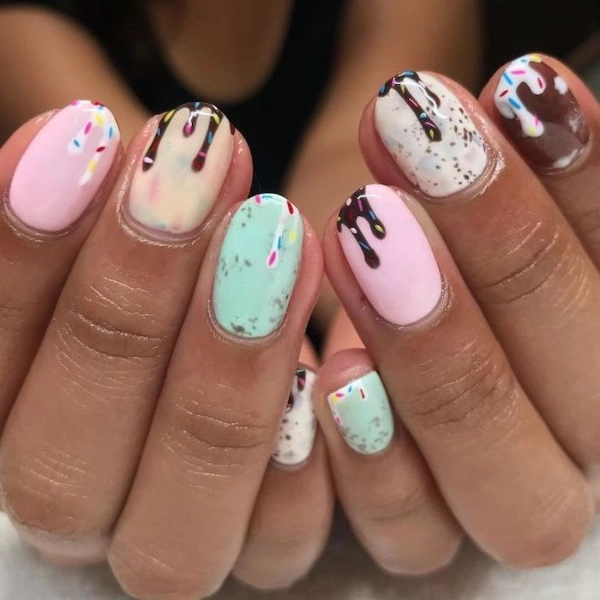 short-round-summer-nails-Ice-Cream-Swirls