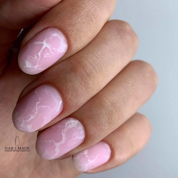 short-round-summer-nails-Marble