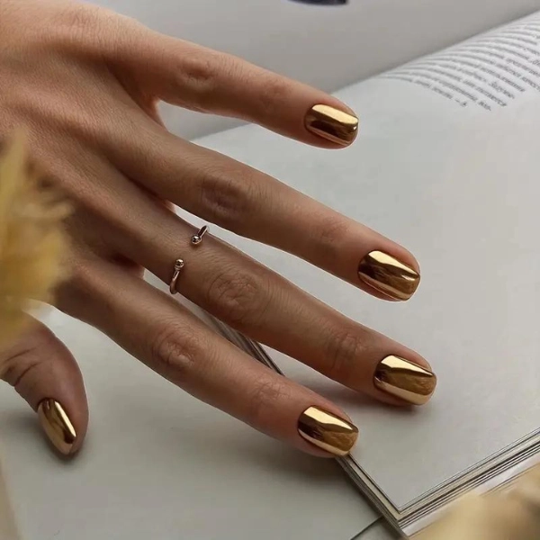 short-round-summer-nails-Metallic-Gold