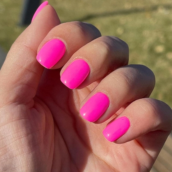 short-round-summer-nails-Neon-Pink