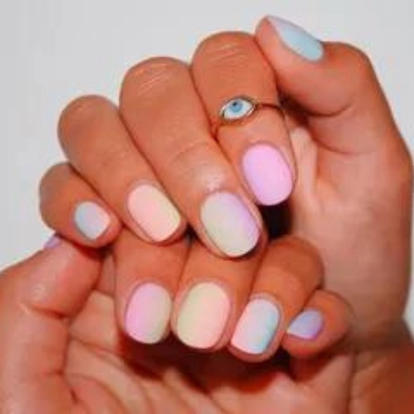 short-round-summer-nails-Pastel-Ombre