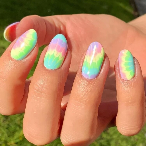 short-round-summer-nails-Tie-Dye-Effect