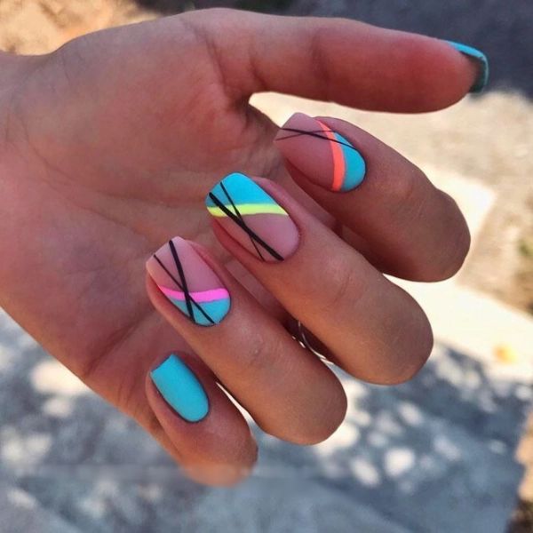 short-summer-nails-Striped