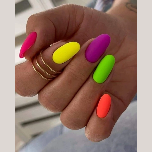 short-summer-nails-vibrant-color