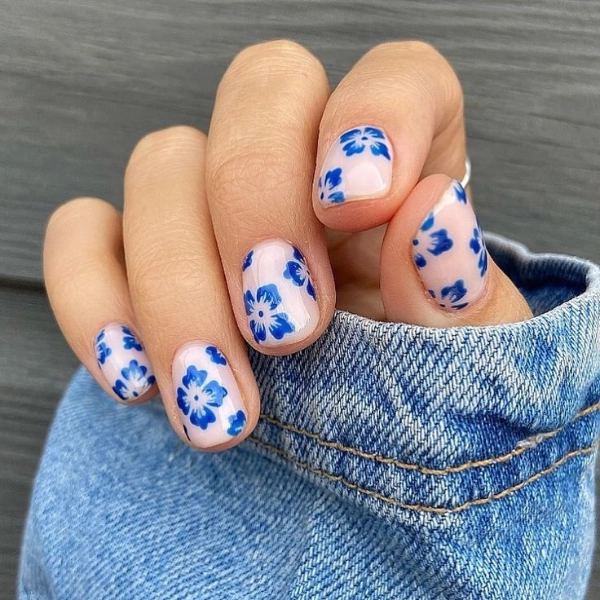 simple-blue-summer-nails-Floral