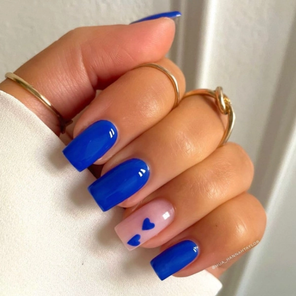 simple-blue-summer-nails-Heart