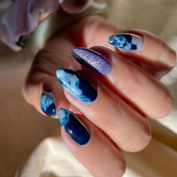 simple-blue-summer-nails-Marble