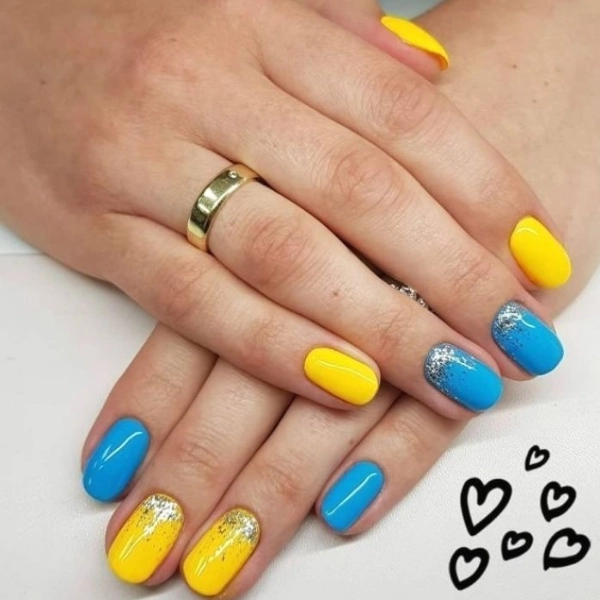 simple-blue-summer-nails-Yellow