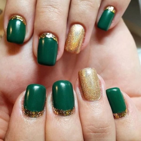 simple-summer-green-nails-Green-and-Gold