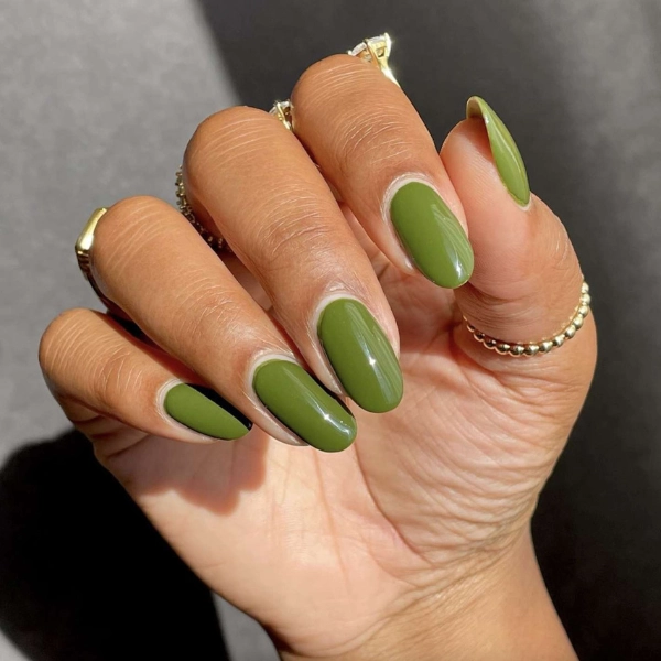 simple-summer-green-nails-Olive