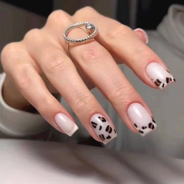 square-summer-nails-Animal