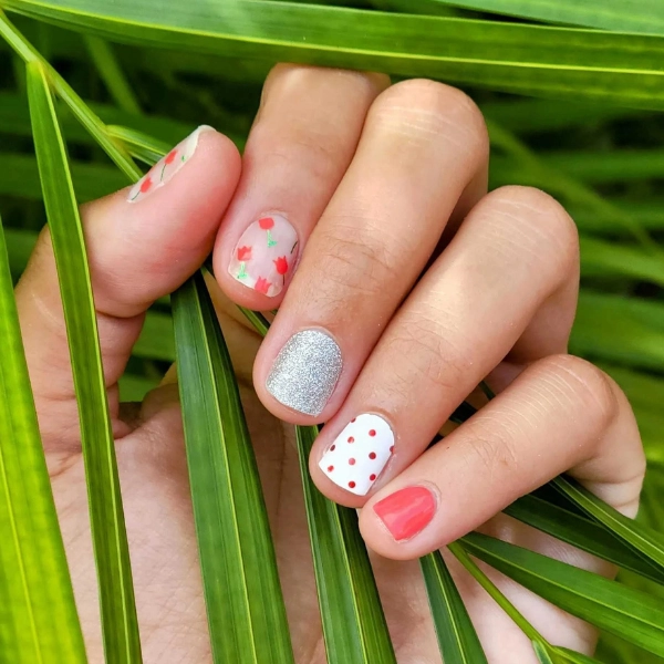 summer-nails-Polka-Dots