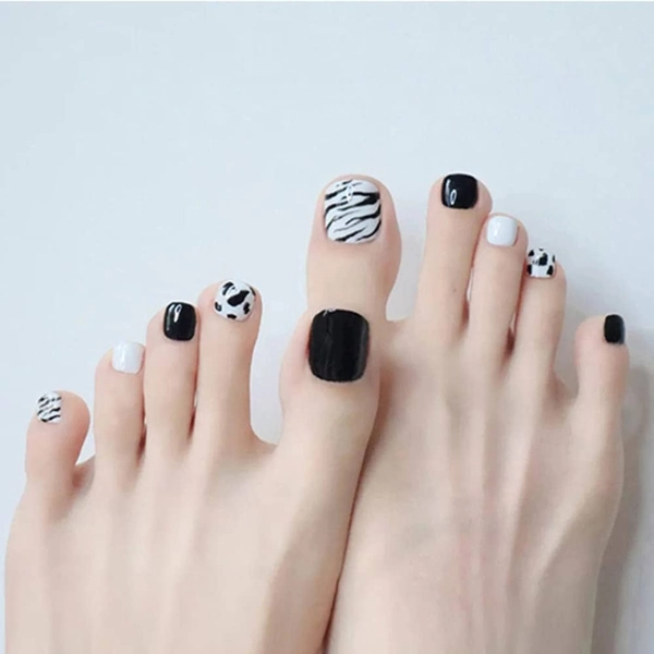 summer-toe-nails-colors-pedicures-Black-and-White