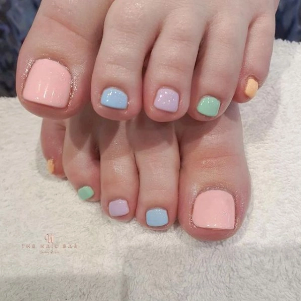 summer-toe-nails-colors-pedicures-Pastel