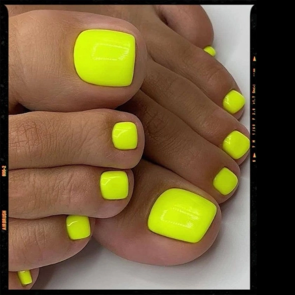 summer-toe-nails-colors-pedicures-Sunshine-Yellow.