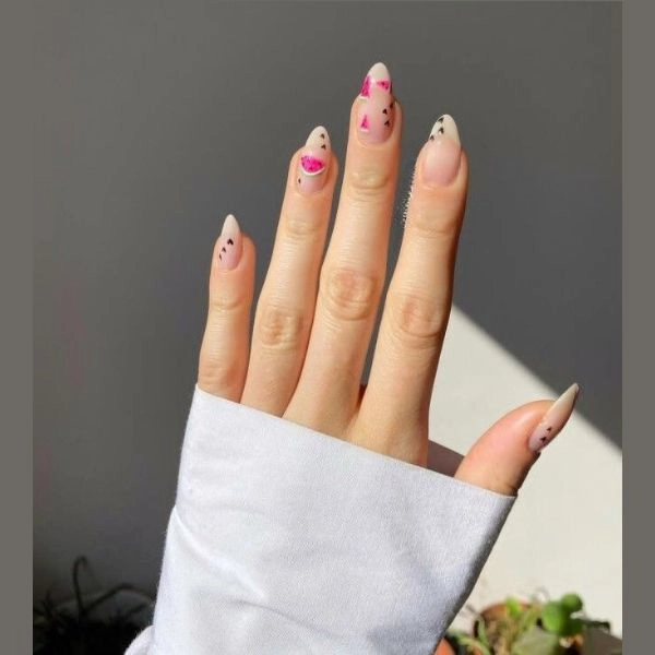 trendy-summer-nails-almond-Florals