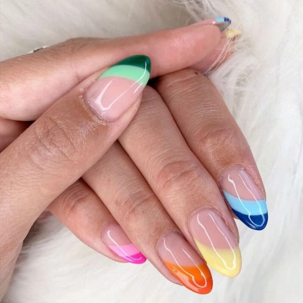 trendy-summer-nails-almond-Striped