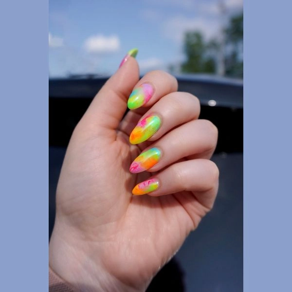 trendy-summer-nails-almond-Watercolor