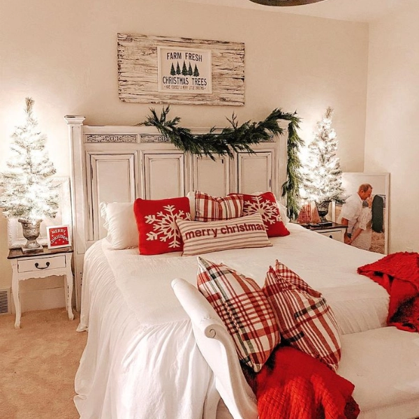 Christmas-Decor-Small-Apartments-Holiday-Bed-Linens