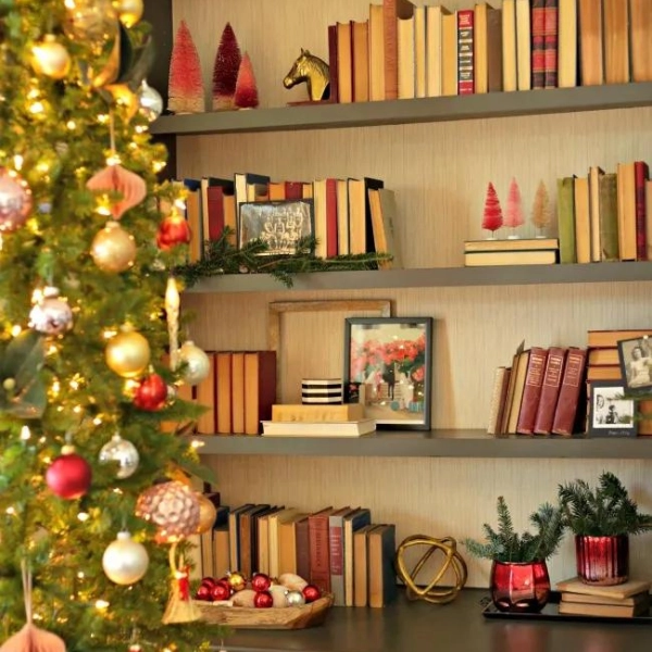 Christmas-Decor-Small-Apartments-Holiday-Books-Display