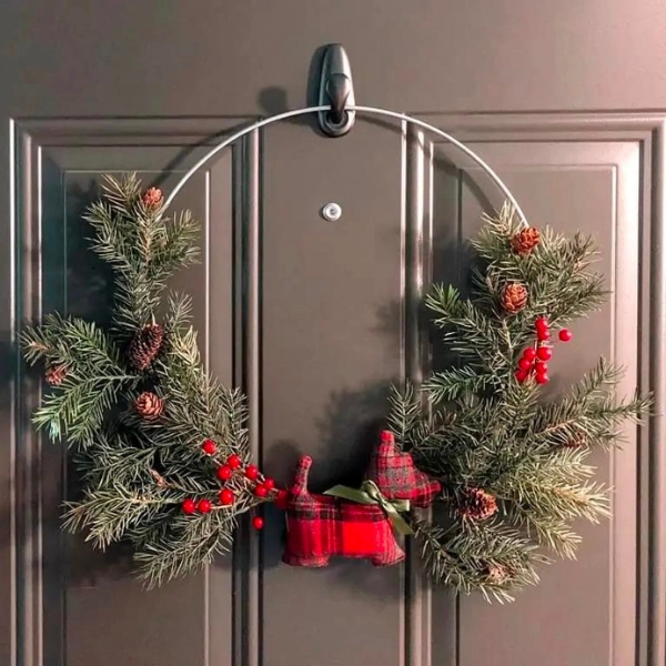 Christmas-Decor-Small-Apartments-Holiday-Wreaths