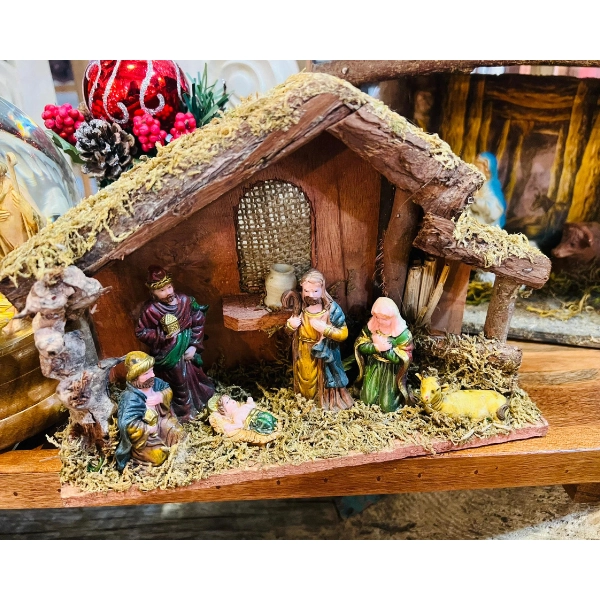 Christmas-Decor-Small-Apartments-Mini-Nativity-Scenes