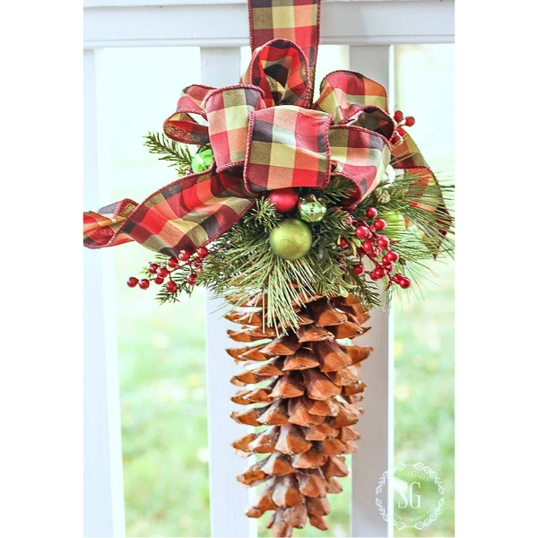 Christmas-Decor-Small-Apartments-Pine-Cone-Decor