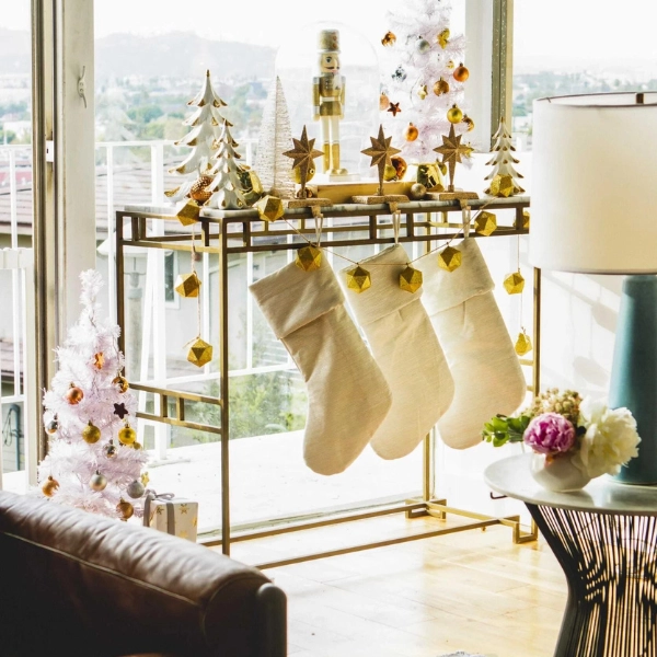 Christmas-Decor-Small-Apartments-Stocking-Display