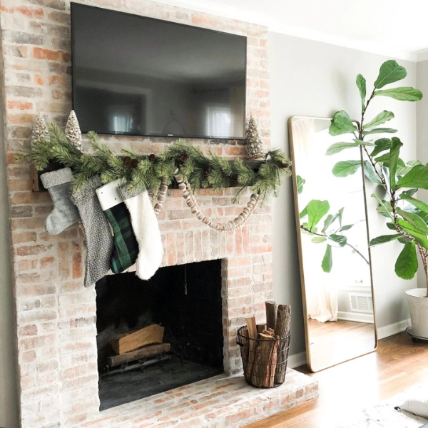 Christmas-Living-Room-Decor-Ideas-for-TV-Area-Asymmetrical-Garland