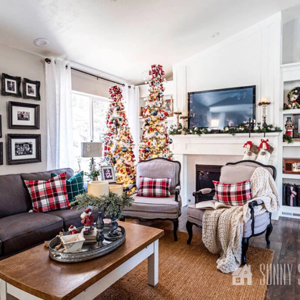 Christmas-Living-Room-Decor-Ideas-for-TV-Area-Blankets-and-Pillows