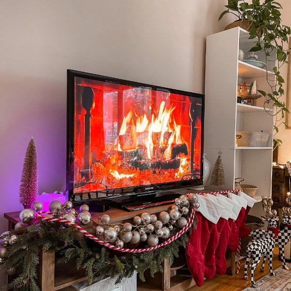 Christmas-Living-Room-Decor-Ideas-for-TV-Area-Christmas-Signage