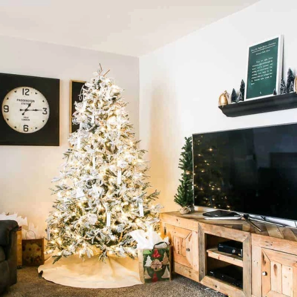 Christmas-Living-Room-Decor-Ideas-for-TV-Area-DIY-Christmas-Village