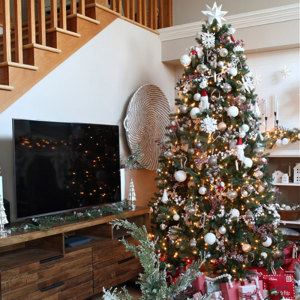 Christmas-Living-Room-Decor-Ideas-for-TV-Area-Lit-Christmas-Tree