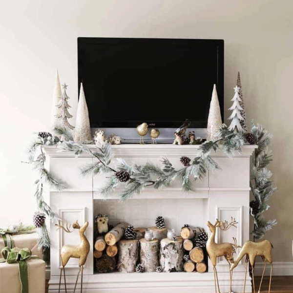 Christmas-Living-Room-Decor-Ideas-for-TV-Area-Mantel-Display