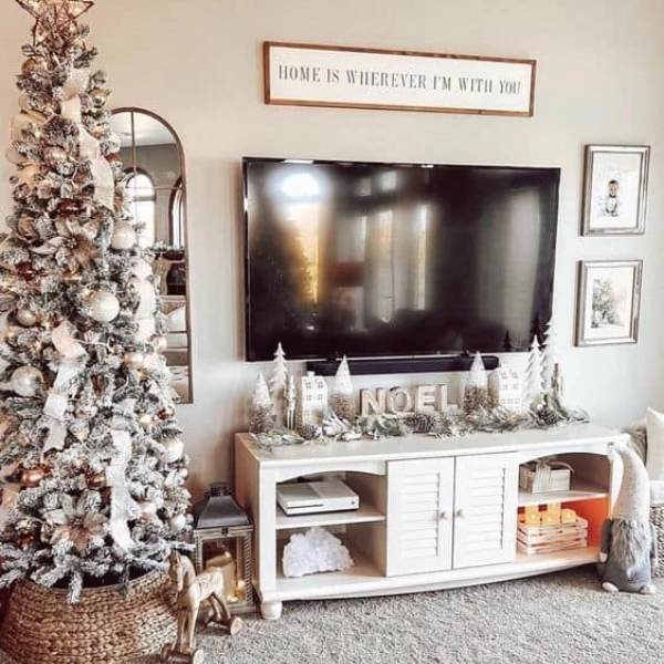 Christmas-Living-Room-Decor-Ideas-for-TV-Area-Minimalist-Decor