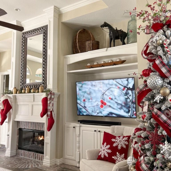 Christmas-Living-Room-Decor-Ideas-for-TV-Area-Plaid-Patterns