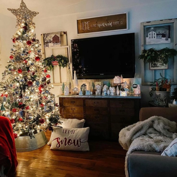 Christmas-Living-Room-Decor-Ideas-for-TV-Area-Snowy-Decor-Elements