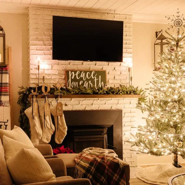 Christmas-Living-Room-Decor-Ideas-for-TV-Area-Warm-Lighting