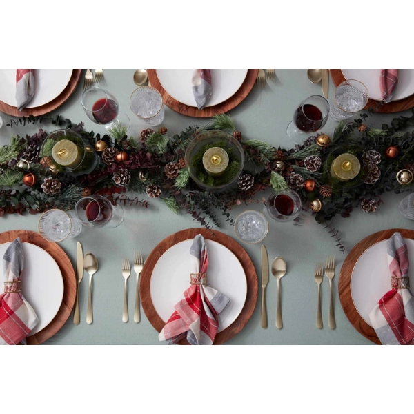 Cozy-Christmas-Decor-Festive-Table-Settings