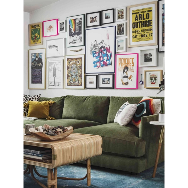 Cozy-Small-Apartment-Living-Room-Statement-Pieces